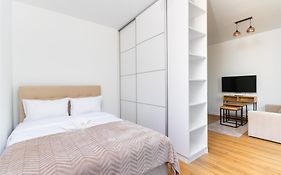 Park Skowroni Cosy Apartment By Bookinghost